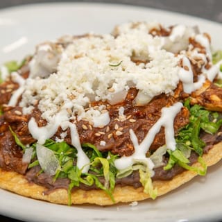 Tostada - Pollo en Mole Poblano